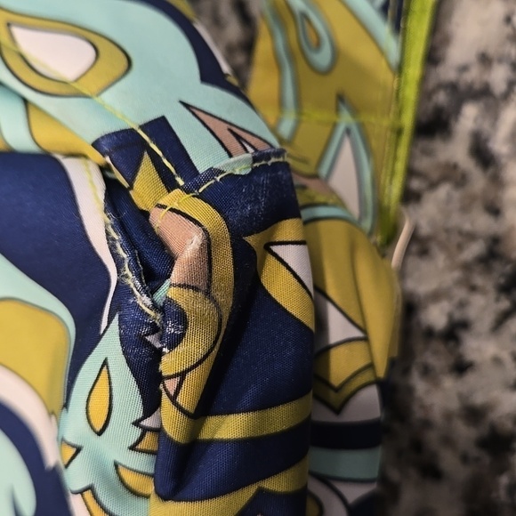 JU JU BE MESSANGER DIAPER BAG. GREEN, BLUE AND WHITE PAISLEY AND FLORAL. - Picture 4 of 11